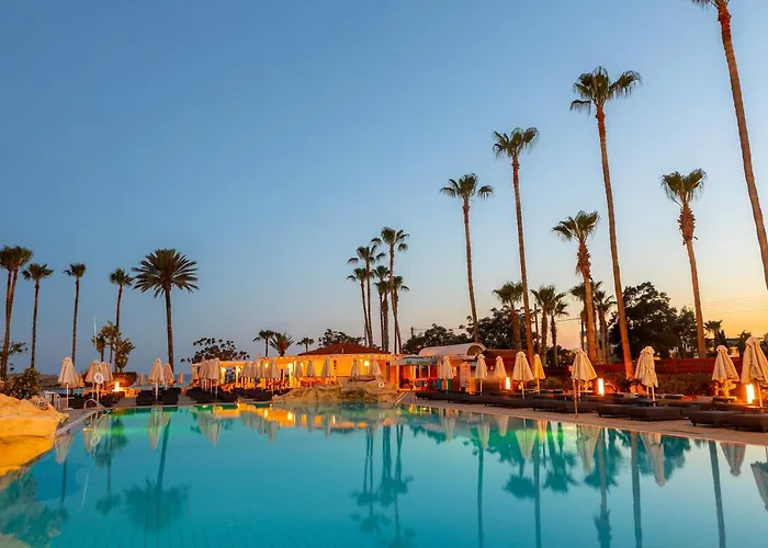 帕夫洛纳帕海滩酒店 4*